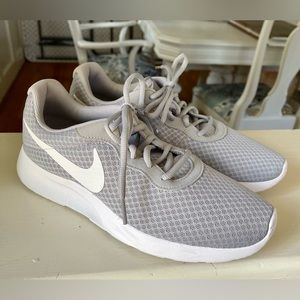 Mens Nike Tanjun shoe in gray, never worn!l
